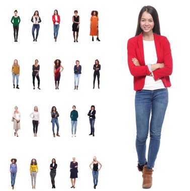 Beyaz arka planda farklı yaşlarda çok ırklı kadınlar kümesi