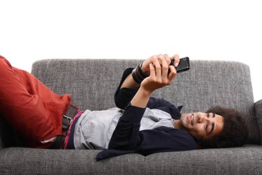 Koltukta yalan ve cep telefonu kullanarak siyah adam