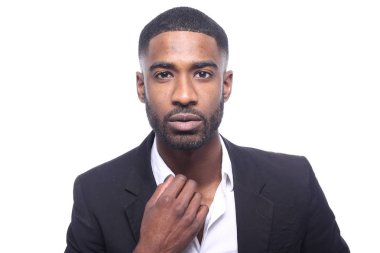 Beyaz arka planda siyah iş adamı