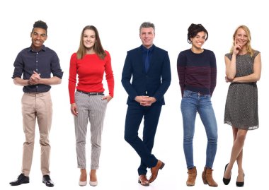 Çok ırklı insanlar kümesi beyaz arka plan üzerinde poz