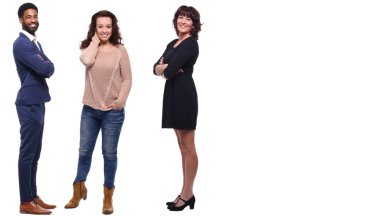 Çok ırklı insanlar kümesi beyaz arka plan üzerinde poz