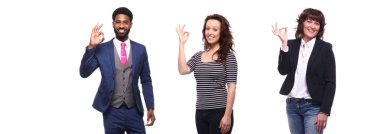 Çok ırklı insanlar kümesi beyaz arka plan üzerinde poz