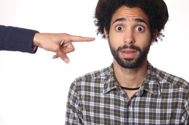 Siyah adama gösteren bir el