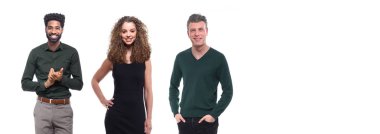 Erkekler ve kadınlar beyaz arka planda poz lar.