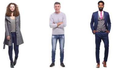 Çok ırklı insanlar kümesi beyaz arka plan üzerinde poz