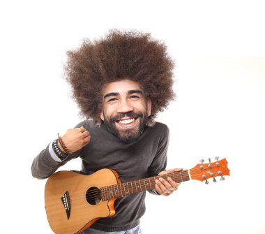 Siyah adam beyaz arka plan üzerinde gitar çalmak