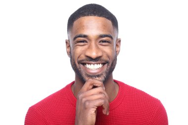 Siyah adam poz gülümseyen