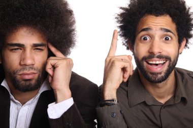 İki erkekler beyaz arka plan üzerinde poz siyah 