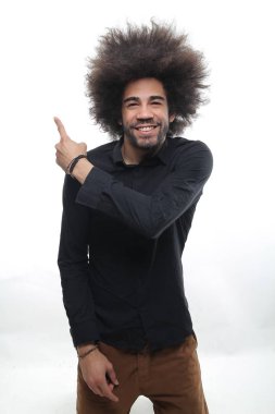 Mutlu siyah adam beyaz arka plan üzerinde poz