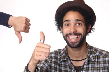 Siyah adam Tamam gösterilen işareti başka bir kişi ile