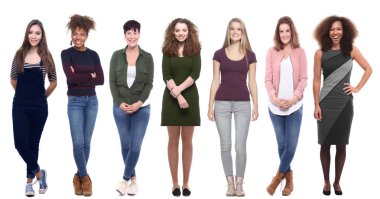 Irklararası kadınlar beyaz arka planda poz