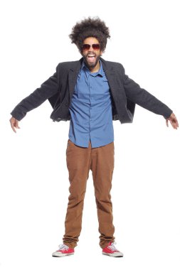 Afro-Amerikan adam beyaz arka plan üzerinde poz