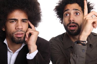 İki erkekler beyaz arka plan üzerinde poz siyah 