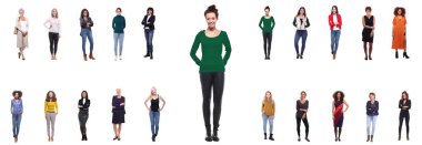 Beyaz arka planda farklı yaşlarda çok ırklı kadınlar kümesi