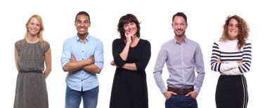 Çok ırklı insanlar kümesi beyaz arka plan üzerinde poz