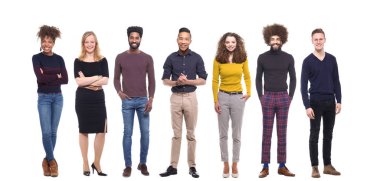 Çok ırklı insanlar kümesi beyaz arka plan üzerinde poz