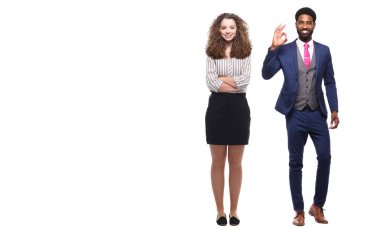 ırklararası çift beyaz arka plan üzerinde