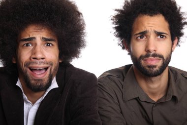 İki erkekler beyaz arka plan üzerinde poz siyah 