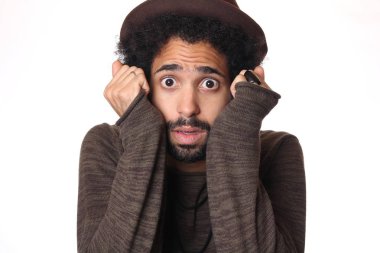 Beyaz arka planda siyah şaşırmış adam 