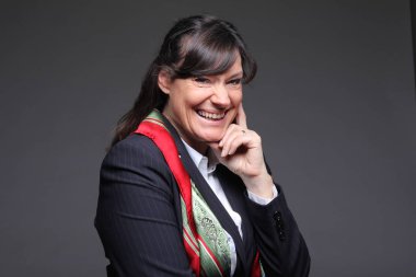 Eski beyaz kadın gülümsüyor