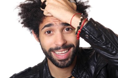 Beyaz arka plan üzerinde mutlu siyah adam