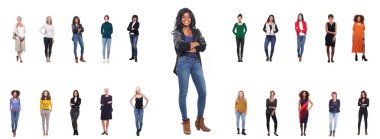 Beyaz arka planda farklı yaşlarda çok ırklı kadınlar kümesi