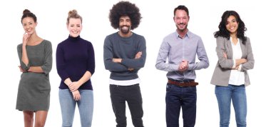 Çok ırklı insanlar kümesi beyaz arka plan üzerinde poz