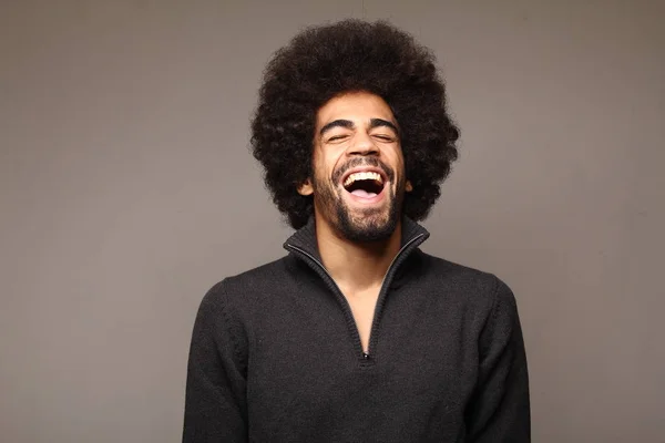 Hombre Negro Feliz Posando Sobre Fondo Blanco —  Fotos de Stock