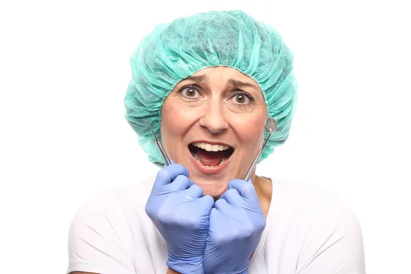 医療キャップの女性歯科医 — ストック写真