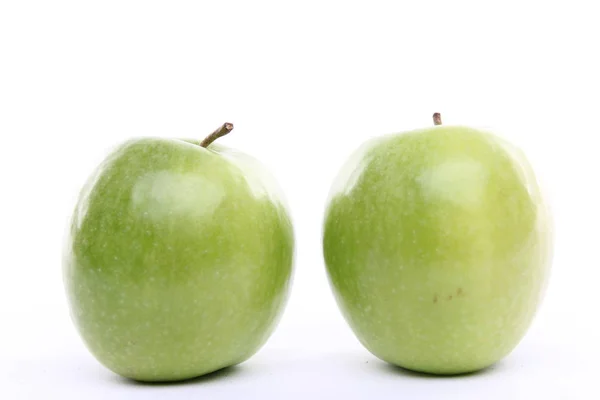 白い背景の上熟したリンゴ — ストック写真