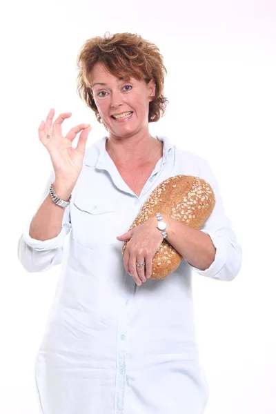 Kobieta Trzyma Ręce Chleb — Zdjęcie stockowe