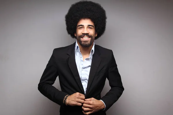 Positiv Afro Affärsman Framför Grå Bakgrund — Stockfoto