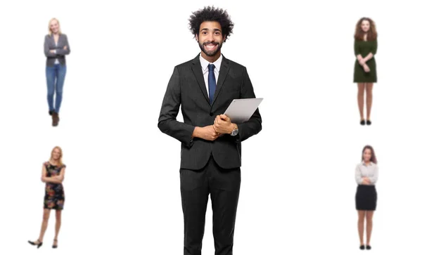 Giovane Afro Americano Uomo Sta Sorridendo Sullo Sfondo Giovani Ragazze — Foto Stock