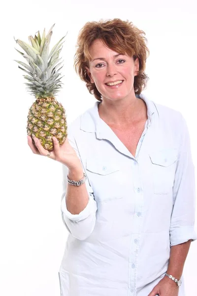 Donna Che Tiene Ananas Mano — Foto Stock