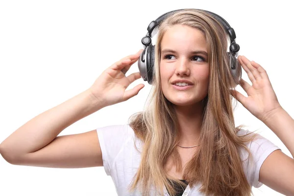 金发女孩听音乐在耳机 — 图库照片