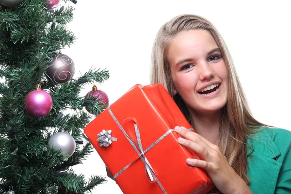 Blond Tjej Håller Julklapp — Stockfoto