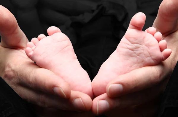 Man Holding Feet Little Baby — Stock Photo, Image