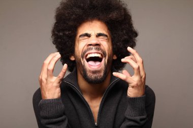 Beyaz arka planda siyah adam çığlık