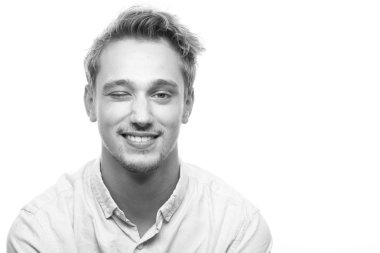 Beyaz genç adam siyah beyaz sesi üzerine göz kırpıyor