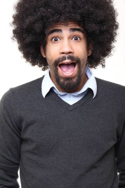 Beyaz arka planda siyah şaşırmış adam