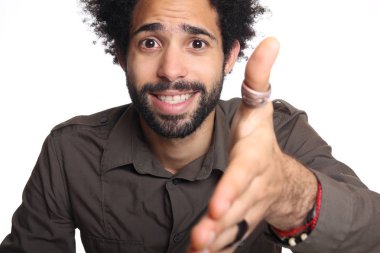 Siyah adam beyaz arka plan üzerinde yardım eder