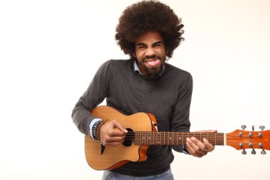 Siyah adam beyaz arka plan üzerinde gitar çalmak