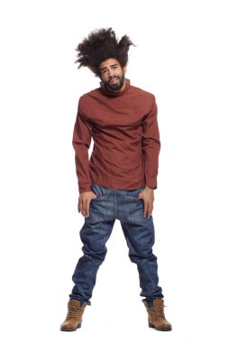 Beyaz arka plan üzerinde poz üzgün Afro-Amerikan adam