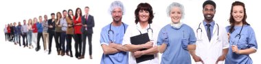 Üniformalı doktorlar ve beyaz arka plandaki farklı insanlar.