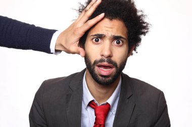 Beyaz arka planda siyah adam dokunmadan el