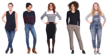 Irklararası kadınlar beyaz arka planda poz