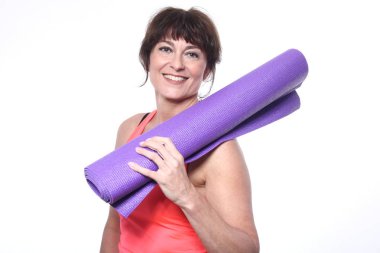 Egzersiz mat beyaz arka plan üzerinde tutan kadın