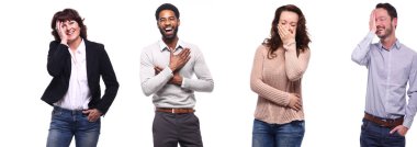 Çok ırklı insanlar kümesi beyaz arka plan üzerinde poz