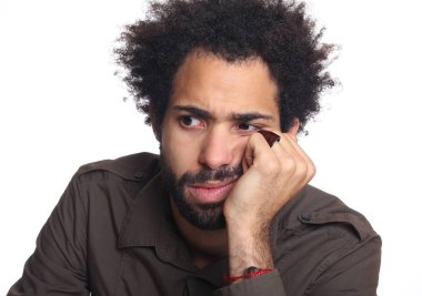 Beyaz arka plan üzerinde ciddi siyah adam