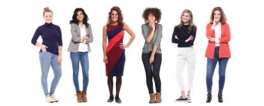 Irklararası kadınlar beyaz arka planda poz